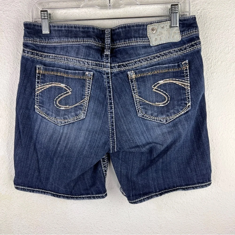 SILVER JEANS SHORTS. WAIST 29. No rips, tears or distressing. 4 pockets.
